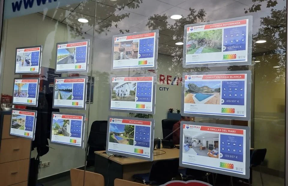 Expositores LED en inmobiliaria RE/MAX