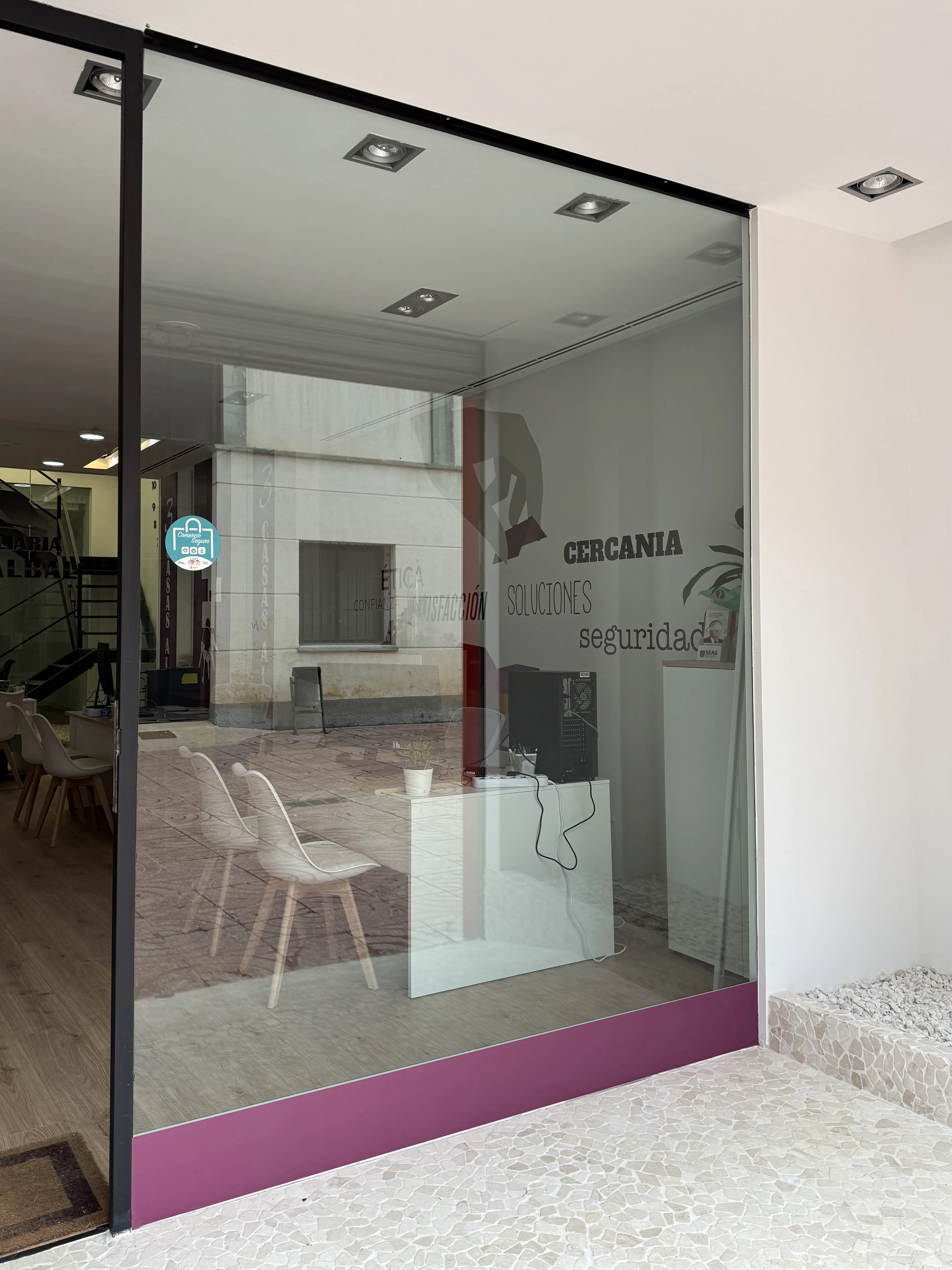 Escaparate de inmobiliaria en Albal antes de instalar carpetas LED