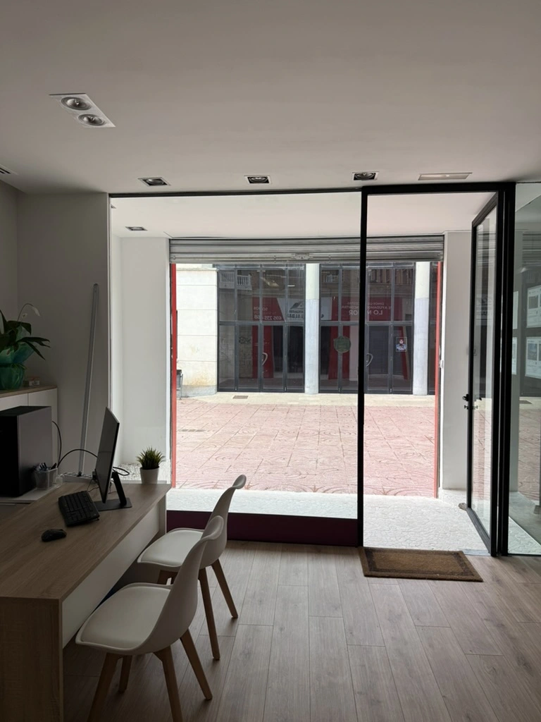 Proceso de montaje de carpetas LED A4 horizontales en inmobiliaria de Albal