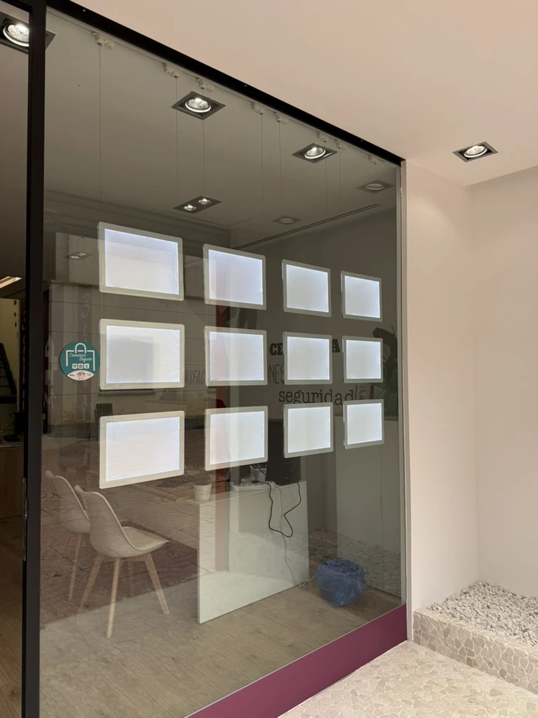 Resultado final de carpetas LED A4 horizontales en escaparate inmobiliario de Albal Valencia