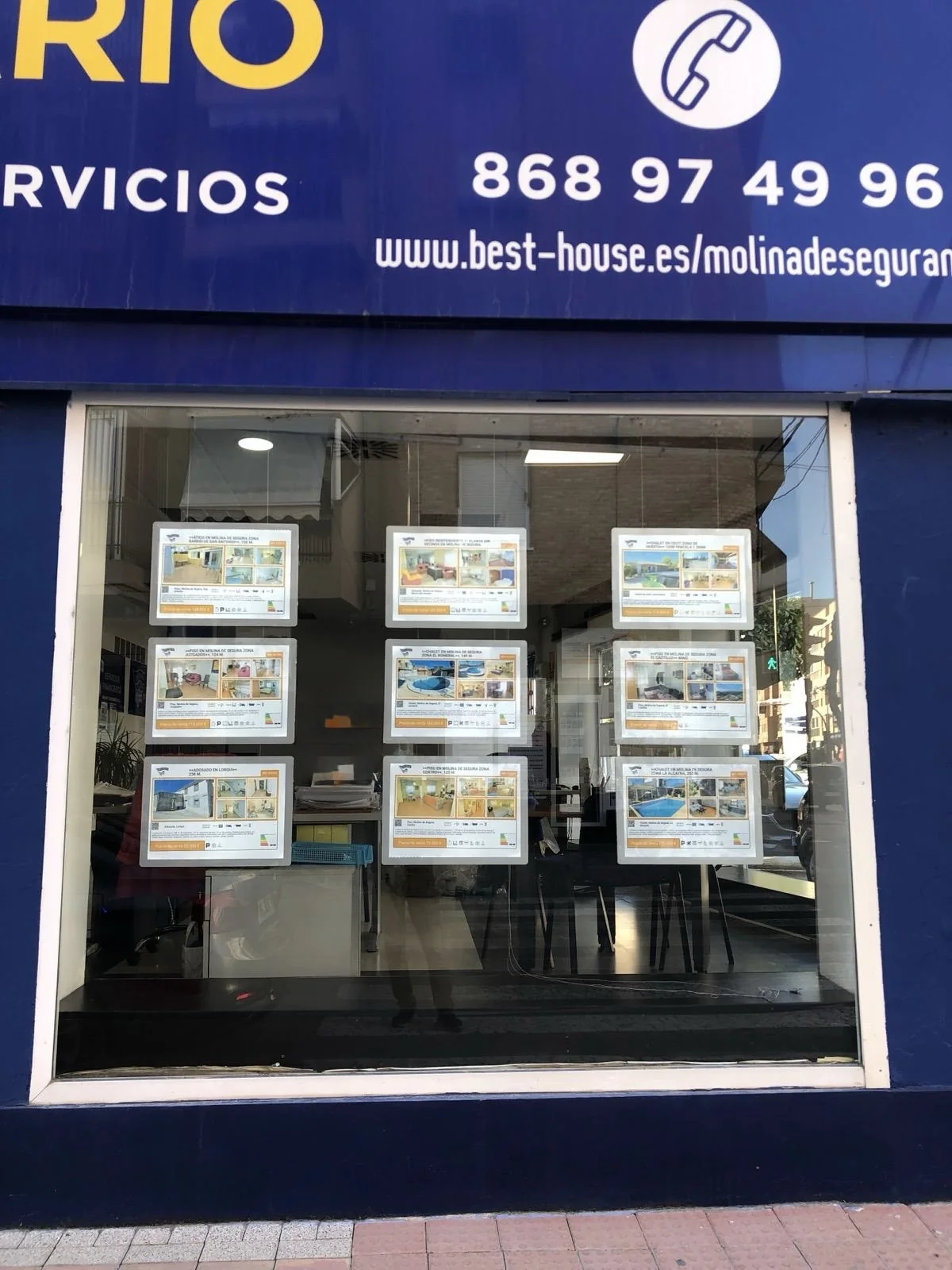 Escaparate inmobiliario con 9 carpetas LED A3 en distribución 3 por 3