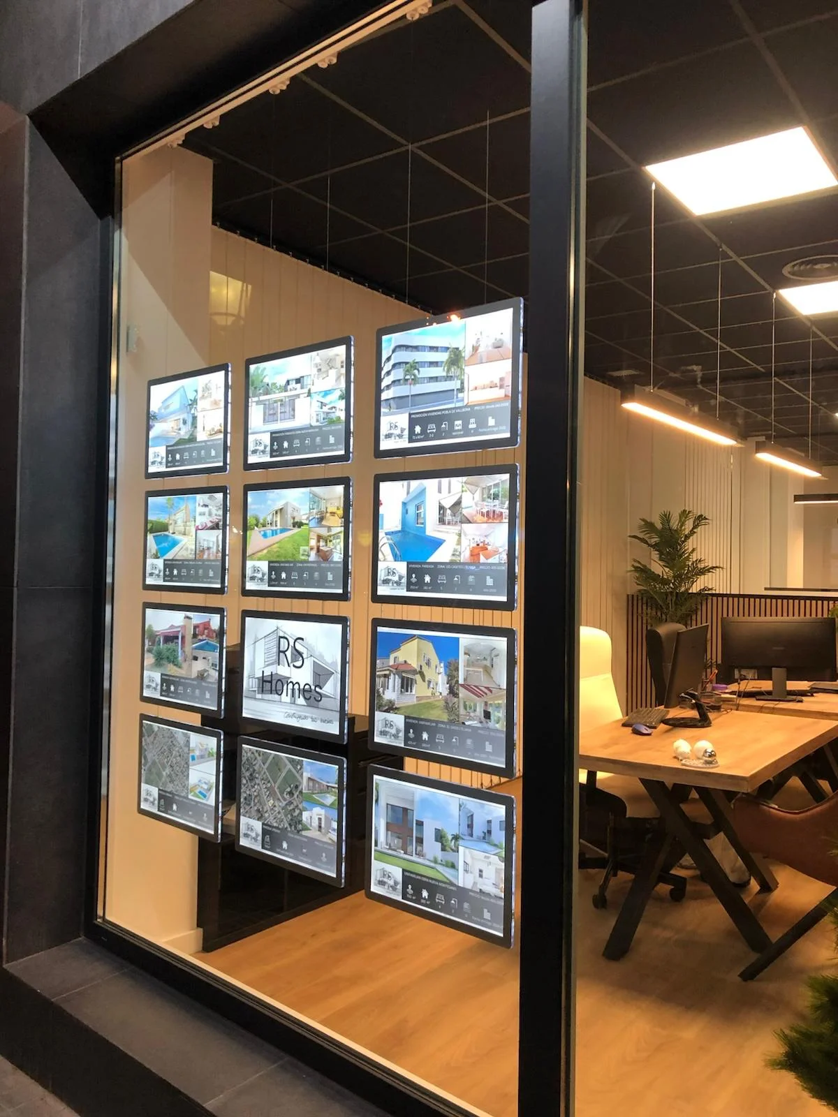 Interior oficina RS Homes con carpetas LED